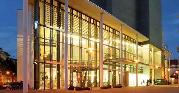Händel-Halle bei Nacht